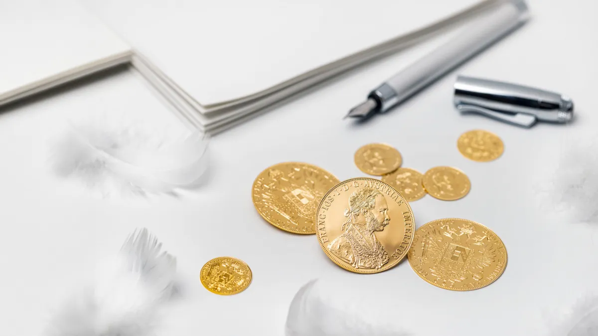 Einfach und Vierfach Dukaten vor weißem Hintergrund als Headerbild