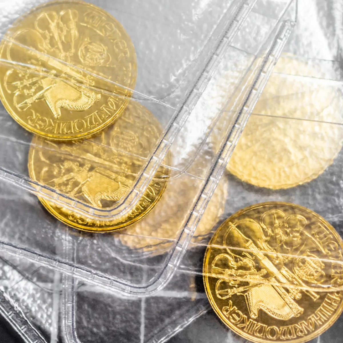 mehrere Philharmoniker-Goldmünzen in Plastiketuis