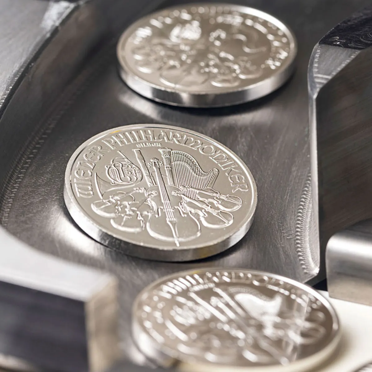 Silber Philharmoniker-Münzen auf Maschine 800x800