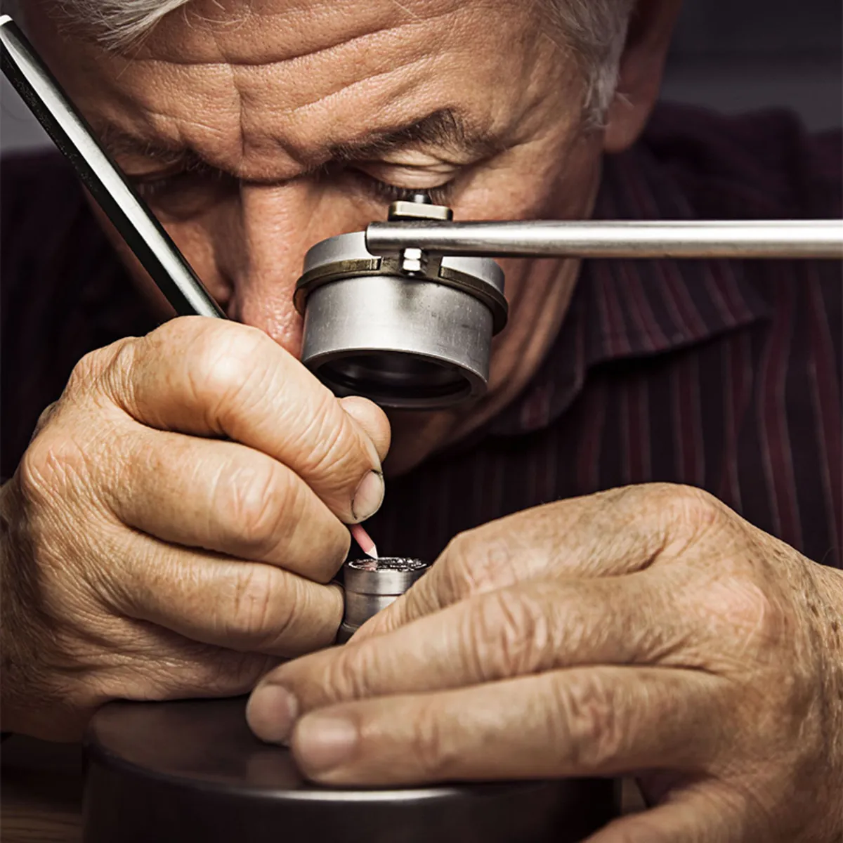 Handwerk Münzenherstellung Arbeiten am Stempel