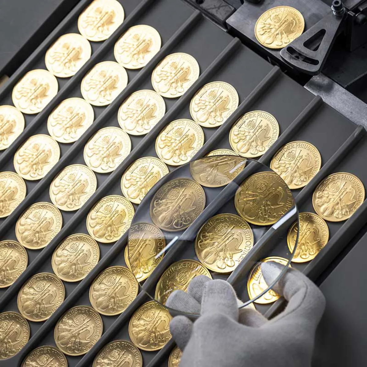 Gold-Philharmoniker-Münzen Tablett mit Lupe und Hand