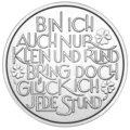 Glücksjeton 2027 in Silber Revers mit der eingeprägten Inschrift „Bin ich auch nur klein und rund, bring doch Glück ich jede Stund“ und drei Kleeblättern