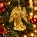 Goldener Engel mit Geige am Weihnachtsbaum hängend